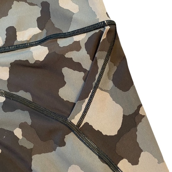 Athleta Lightning Camo 7/8 Tight, gray camo, Size 1X - Picture 6 of 10